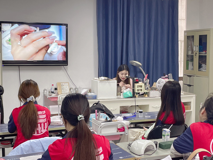 廣西學(xué)美甲有前途嗎？廣西美甲行業(yè)的前景如何？