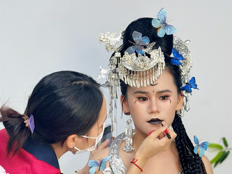 苗疆寫真造型，學(xué)化妝寫真南寧市