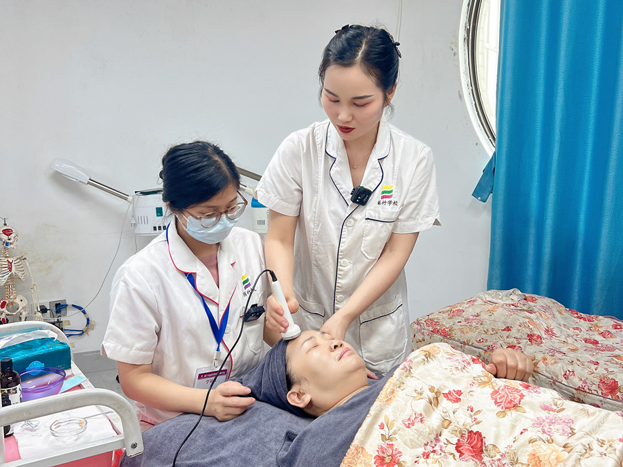 定期深層清潔面部肌膚的好處，廣西美容護(hù)膚學(xué)習(xí)