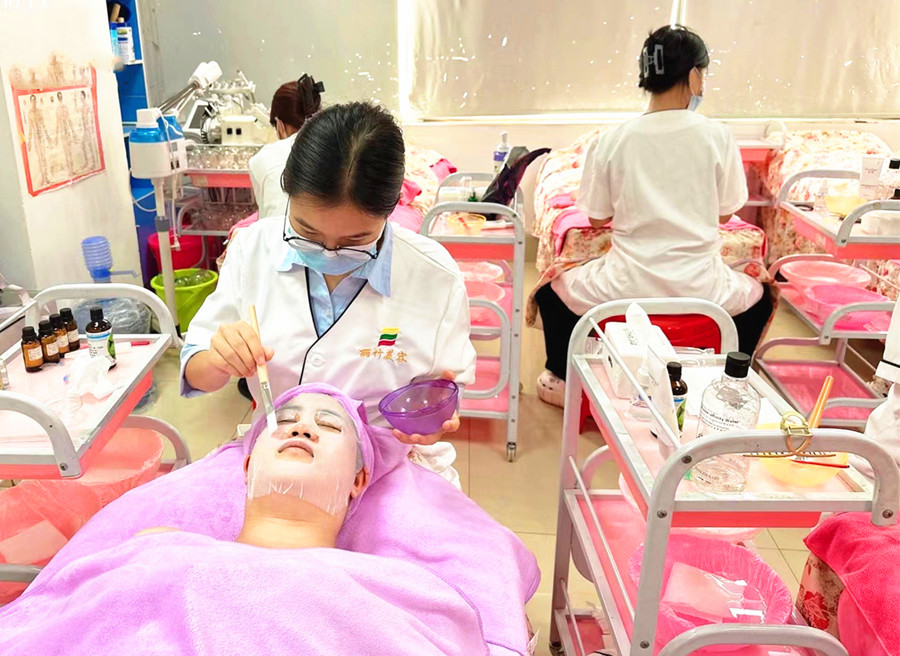 夏季補水的重要性，南寧美容護膚養(yǎng)顏學(xué)校分享