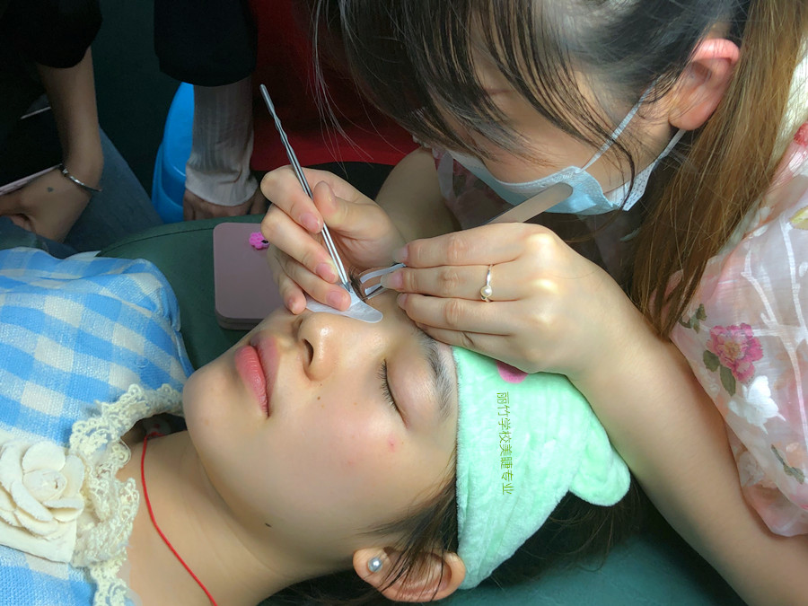 美睫師拿鑷子的標(biāo)準(zhǔn)，美睫教學(xué)零基礎(chǔ)