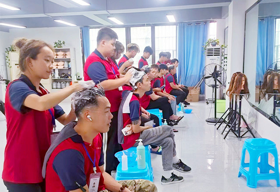 廣西美發(fā)店洗護培訓學員課堂練習