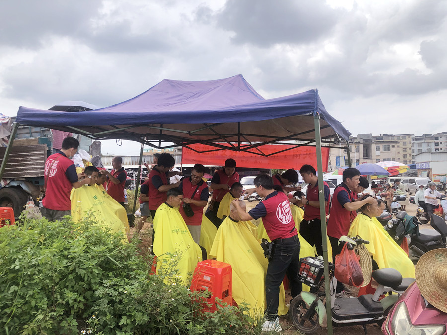 南寧美發(fā)男士精剪造型班外出義剪，大受歡迎