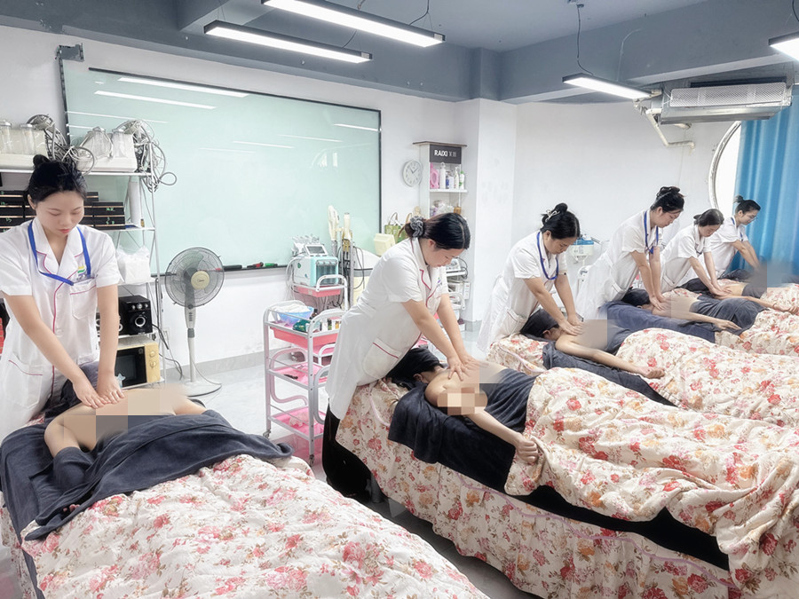 零基礎(chǔ)背部按摩實(shí)操課，廣西美容課堂隨拍