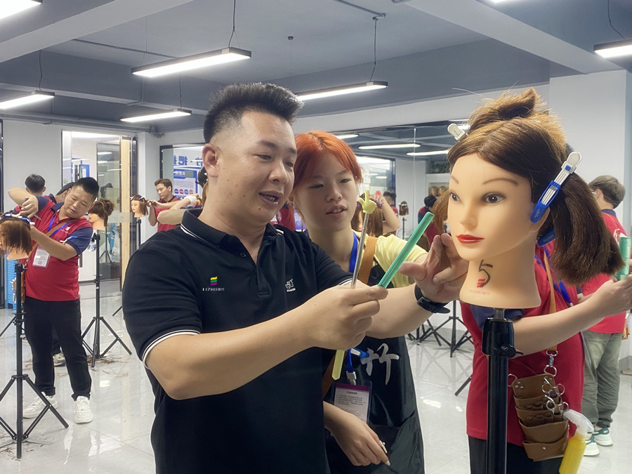 南寧美發(fā)女士精剪學(xué)員操作，南寧美發(fā)訓(xùn)練