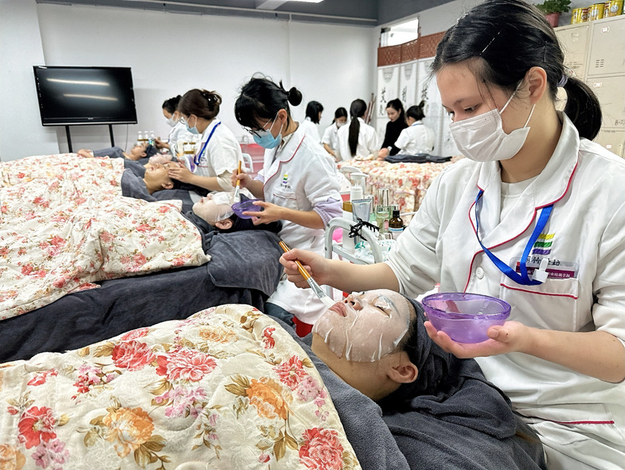 不同膚質(zhì)敷面膜的頻率，南寧護(hù)膚學(xué)校分享