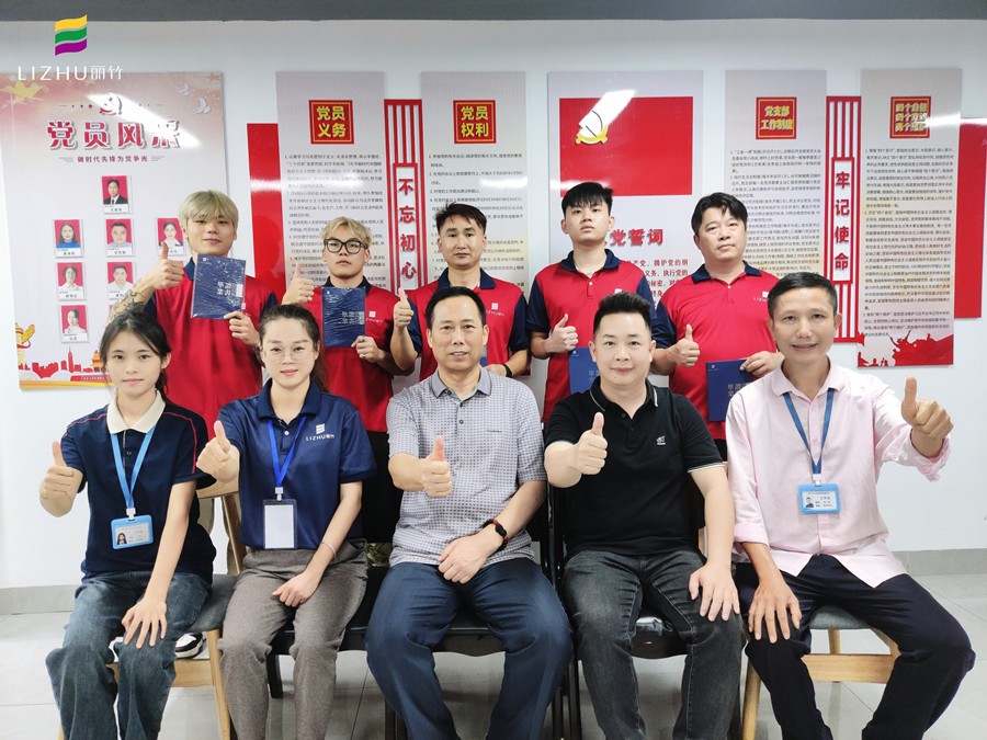 廣西美發(fā)學(xué)校畢業(yè)，校長頒發(fā)證書寄祝福