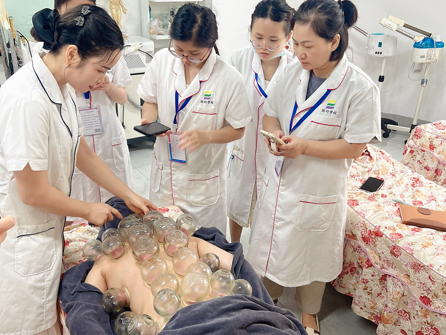 廣西美容真人實操，解鎖背部拔罐新技能