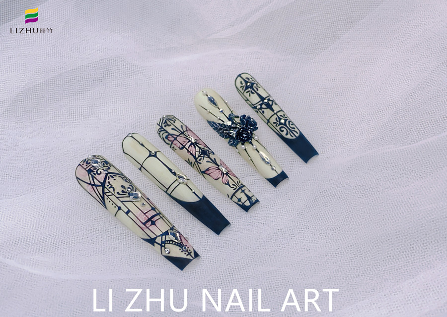 手繪花窗美甲，南寧美甲設(shè)計作品賞析