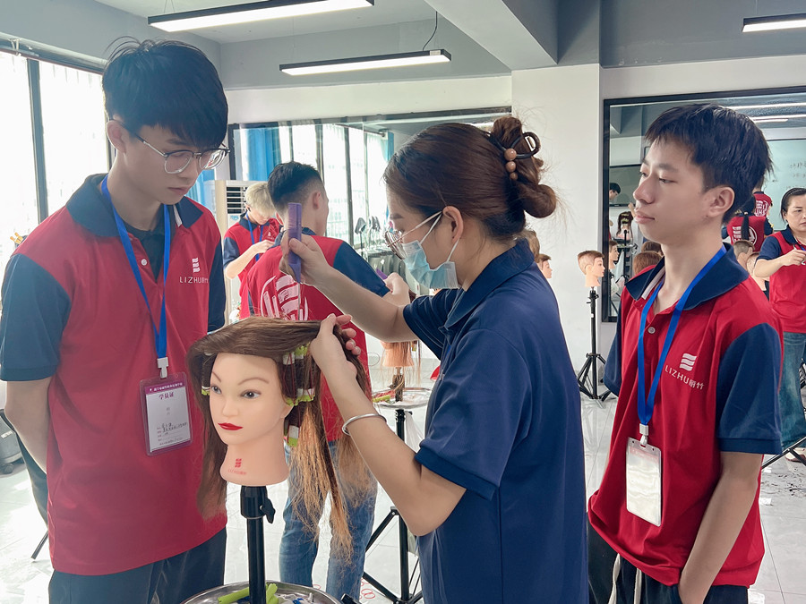 不同類(lèi)型的標(biāo)準(zhǔn)杠打造卷發(fā)有何不同