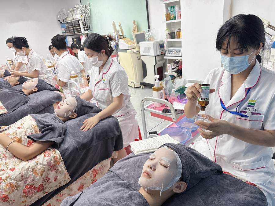 初秋面部補(bǔ)水護(hù)理，廣西皮膚管理操作講解