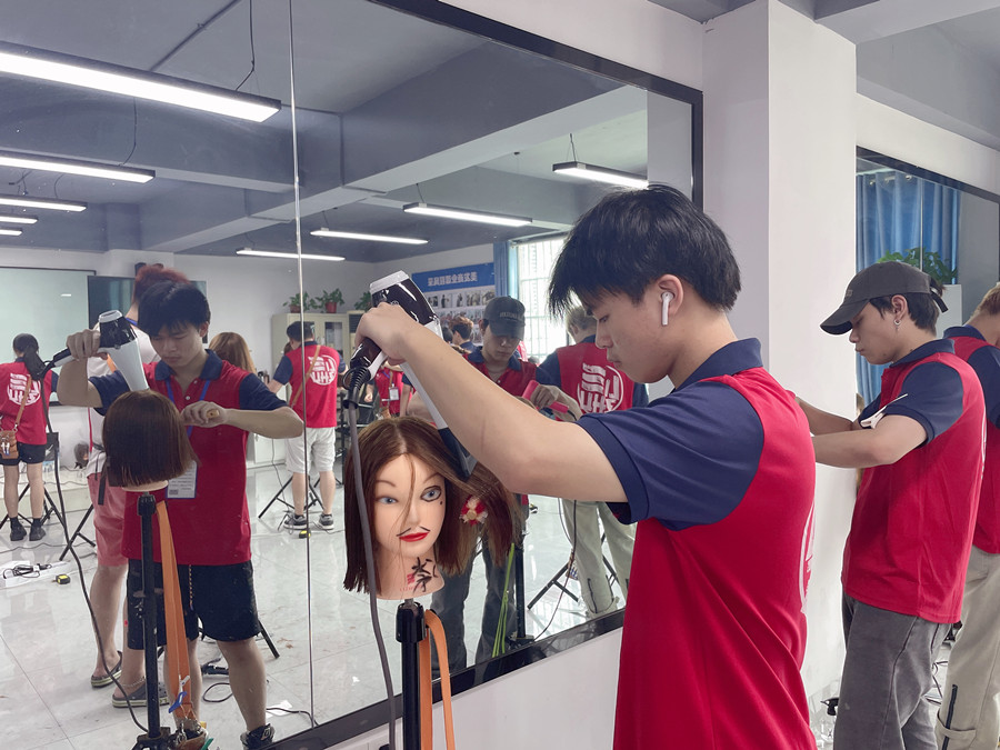 洗完頭應(yīng)不應(yīng)該包頭發(fā)？廣西美發(fā)教學(xué)