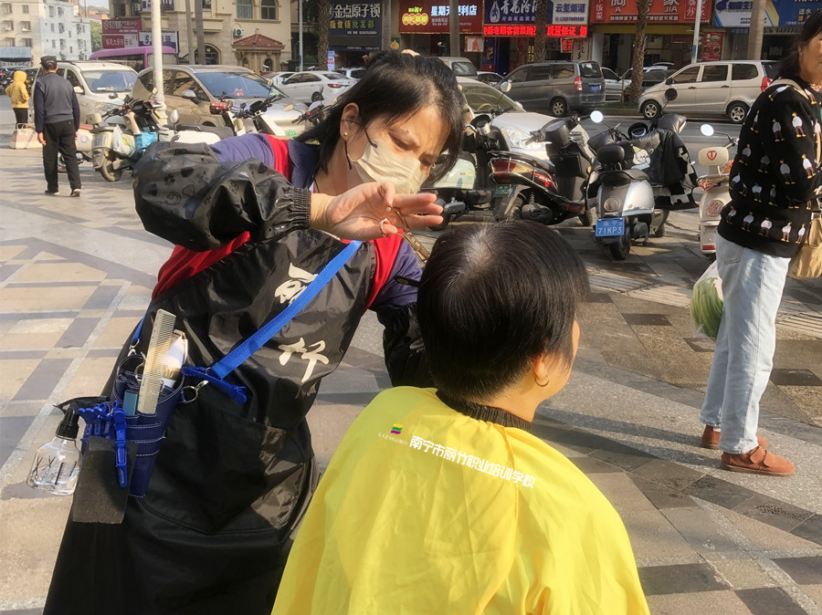 南寧剪發(fā)培訓(xùn)：新手如何挑選美發(fā)剪刀？