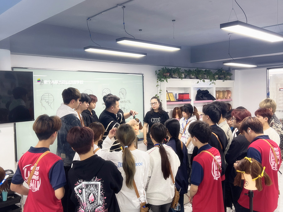 新手學(xué)女士精剪的誤區(qū)，南寧學(xué)發(fā)型