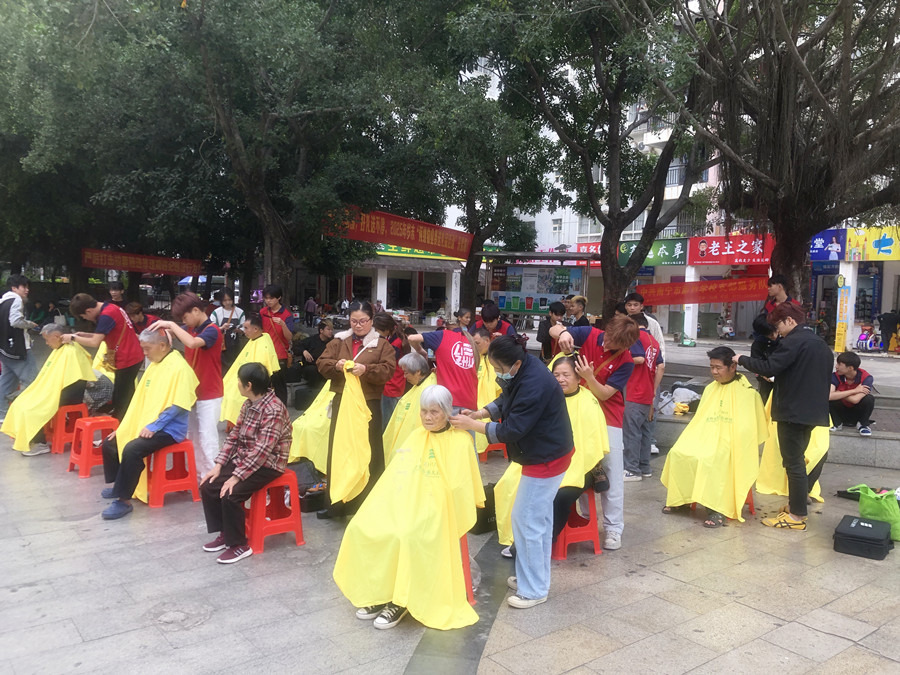 南寧美發(fā)學(xué)校外出實(shí)踐活動，檢驗(yàn)學(xué)員技術(shù)能力