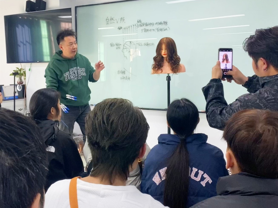 自然V線修剪手法，從零開始學(xué)美發(fā)