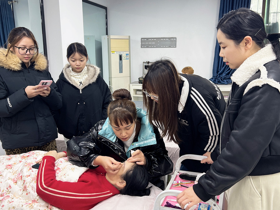 在南寧學紋繡，解鎖美業(yè)新技能