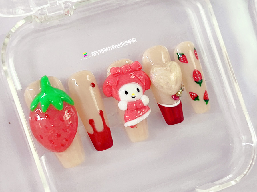 雕花卡通美甲，南寧美甲進修培訓(xùn)作品