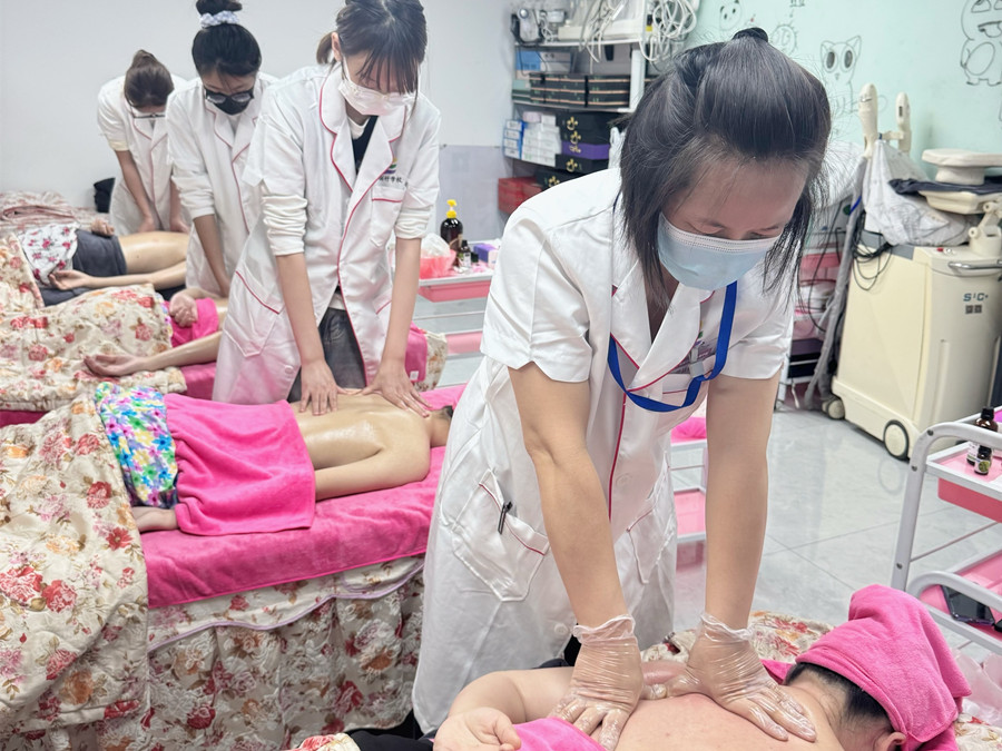 肩胛骨按摩真人實操，南寧美容培訓(xùn)練習(xí)