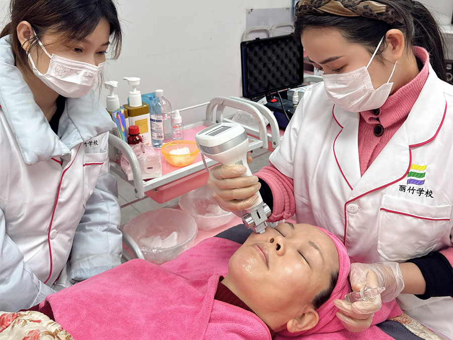 南寧學(xué)美容儀器操作：水光真人實操練習