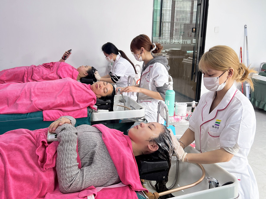 南寧頭療專業(yè)學(xué)校：新手頭療入門真人實操練習