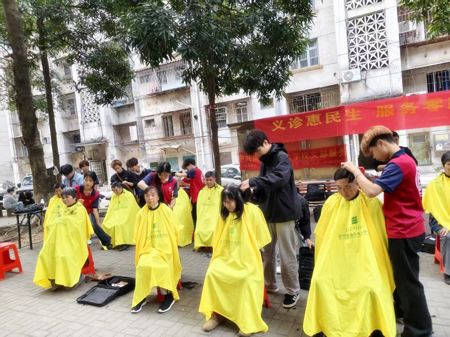 南寧理發(fā)學(xué)校實踐舉行二月二免費(fèi)理發(fā)活動