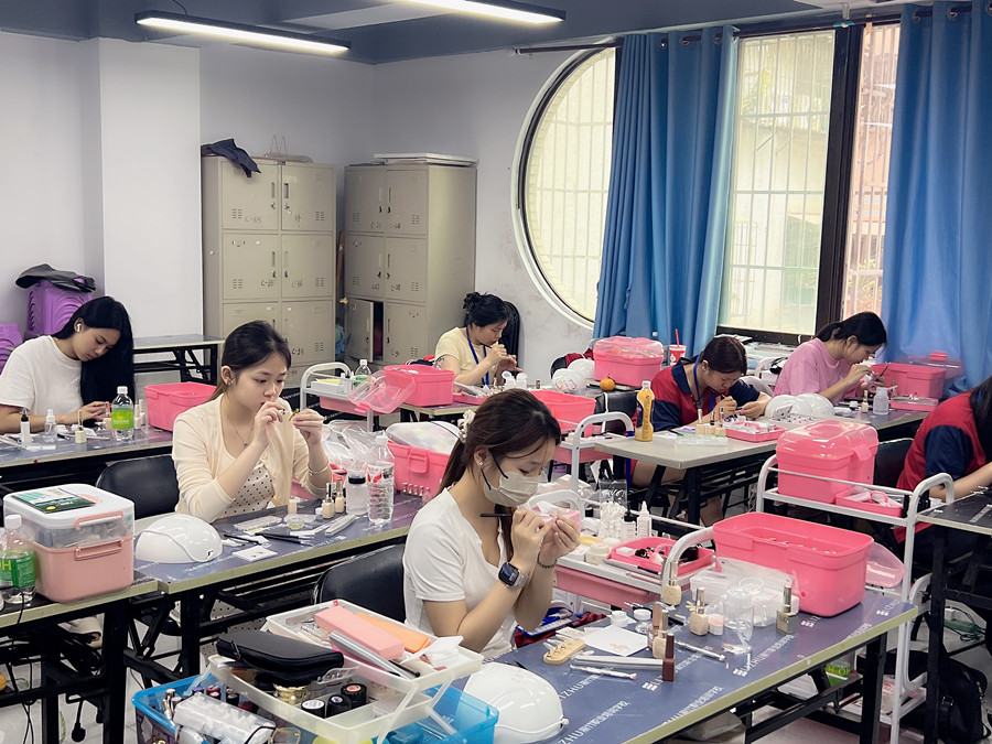 零基礎(chǔ)學(xué)美甲，從手忙腳亂到從容下筆